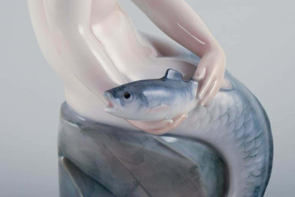 Royal Copenhagen, Rare Porcelain Figurine Of A Mermaid With Fish In Her Hands photo 1618.0