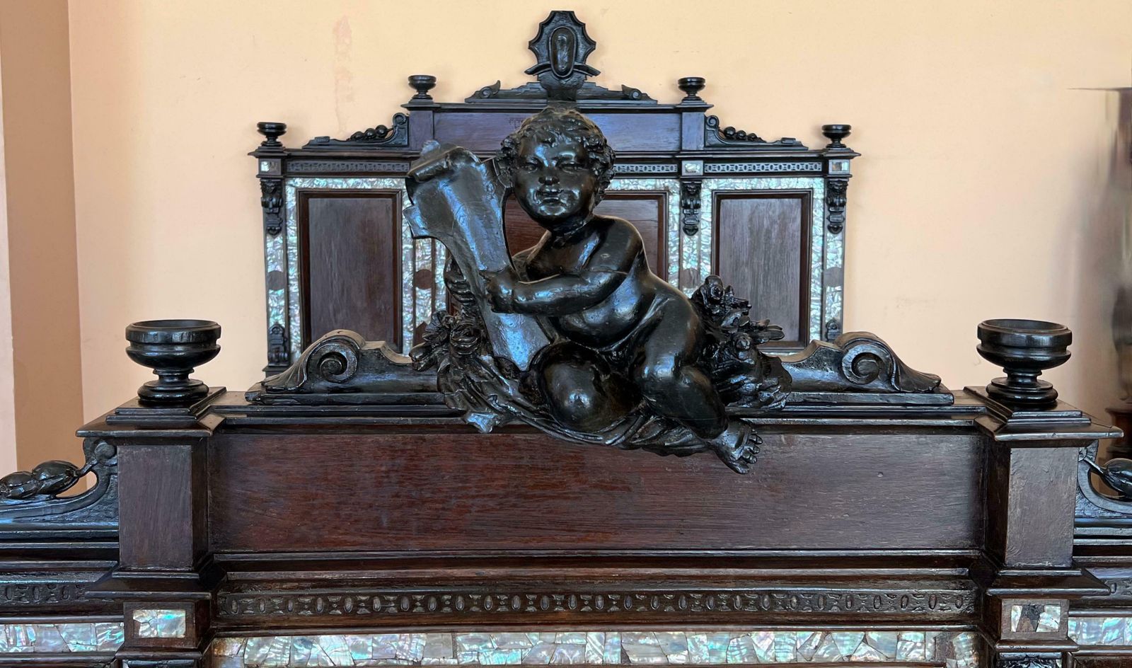 Lit français Napoléon III en bois ébénisé noir sculpté aux chérubins photo buy