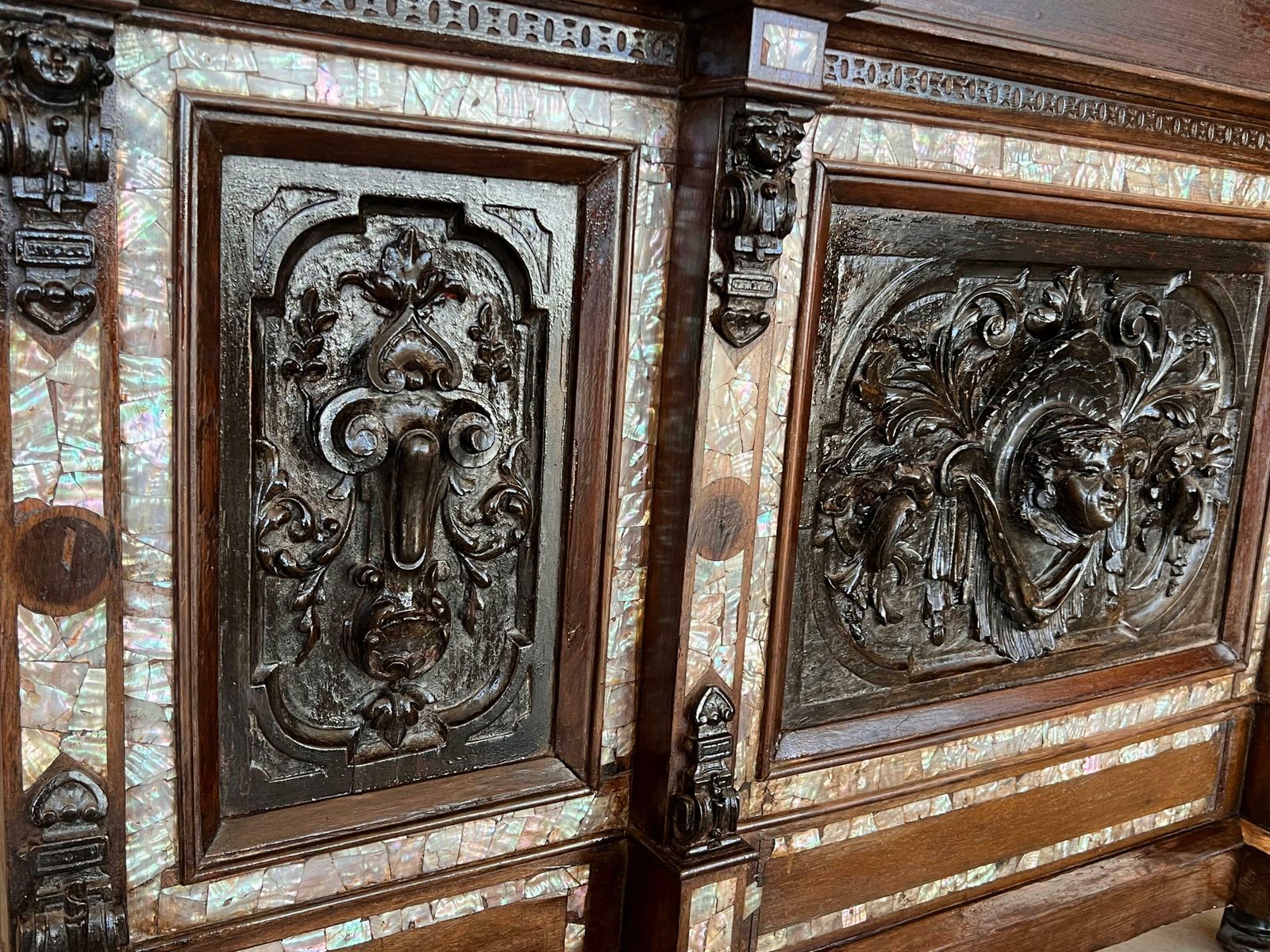 photo furniture Lit français Napoléon III en bois ébénisé noir sculpté aux chérubins