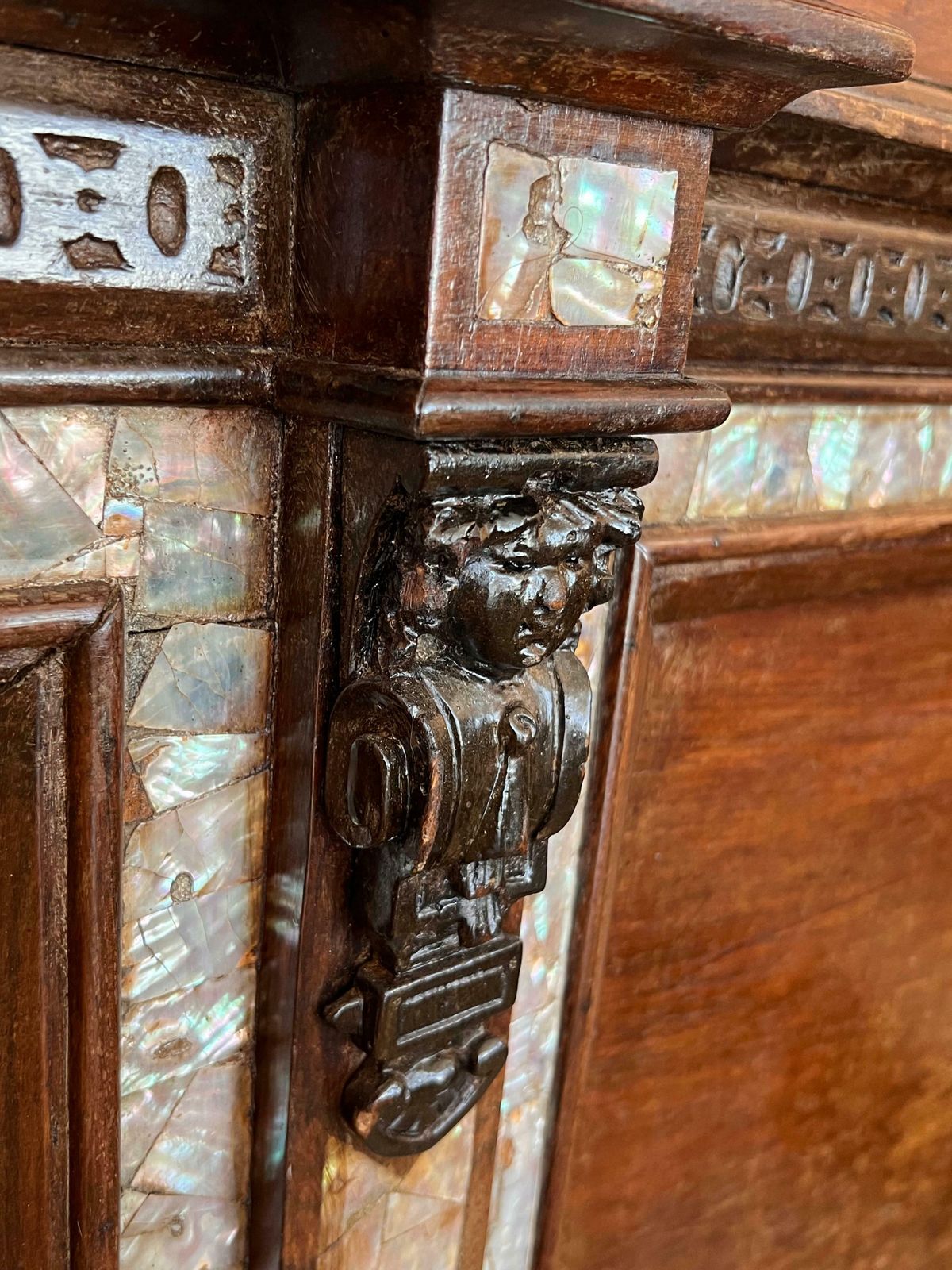 Mobilier Lit français Napoléon III en bois ébénisé noir sculpté aux chérubins photo