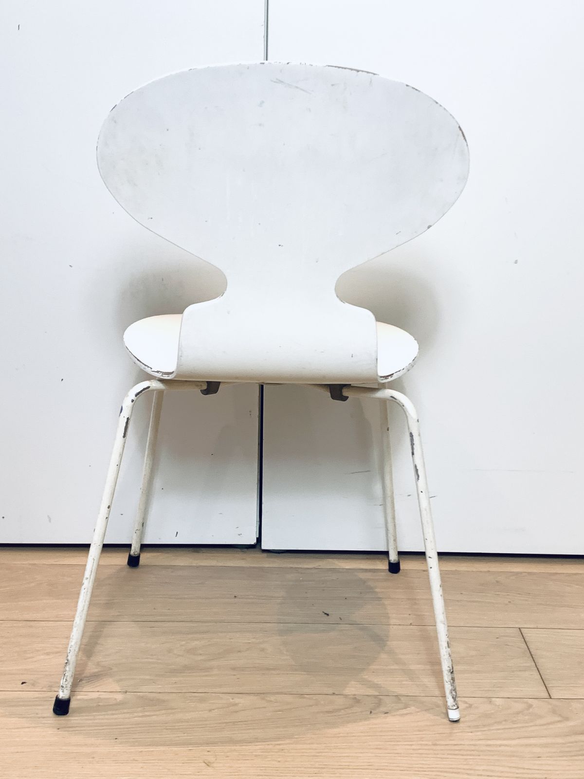 6 Arne Jacobsen (Fritz Hansen) White Ant Chairs W 4 Legs From 1986