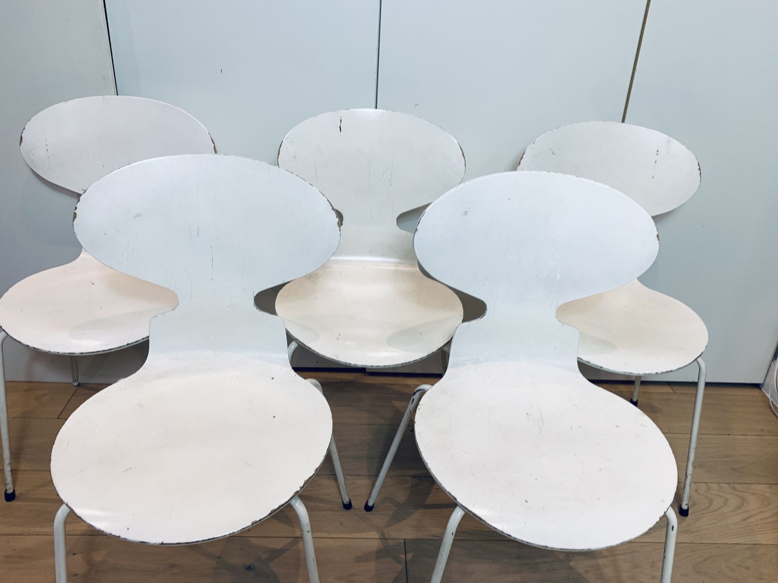 photo furniture 6 Arne Jacobsen (Fritz Hansen) White Ant Chairs W 4 Legs From 1986