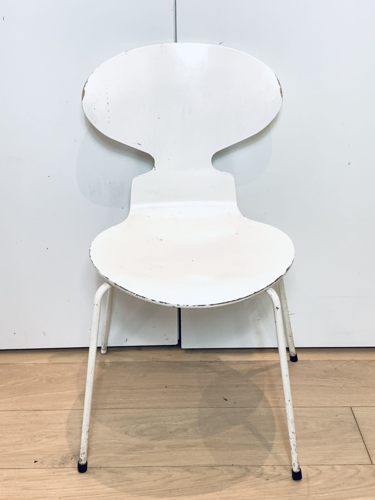 6 Arne Jacobsen (Fritz Hansen) White Ant Chairs W 4 Legs From 1986 photo buy