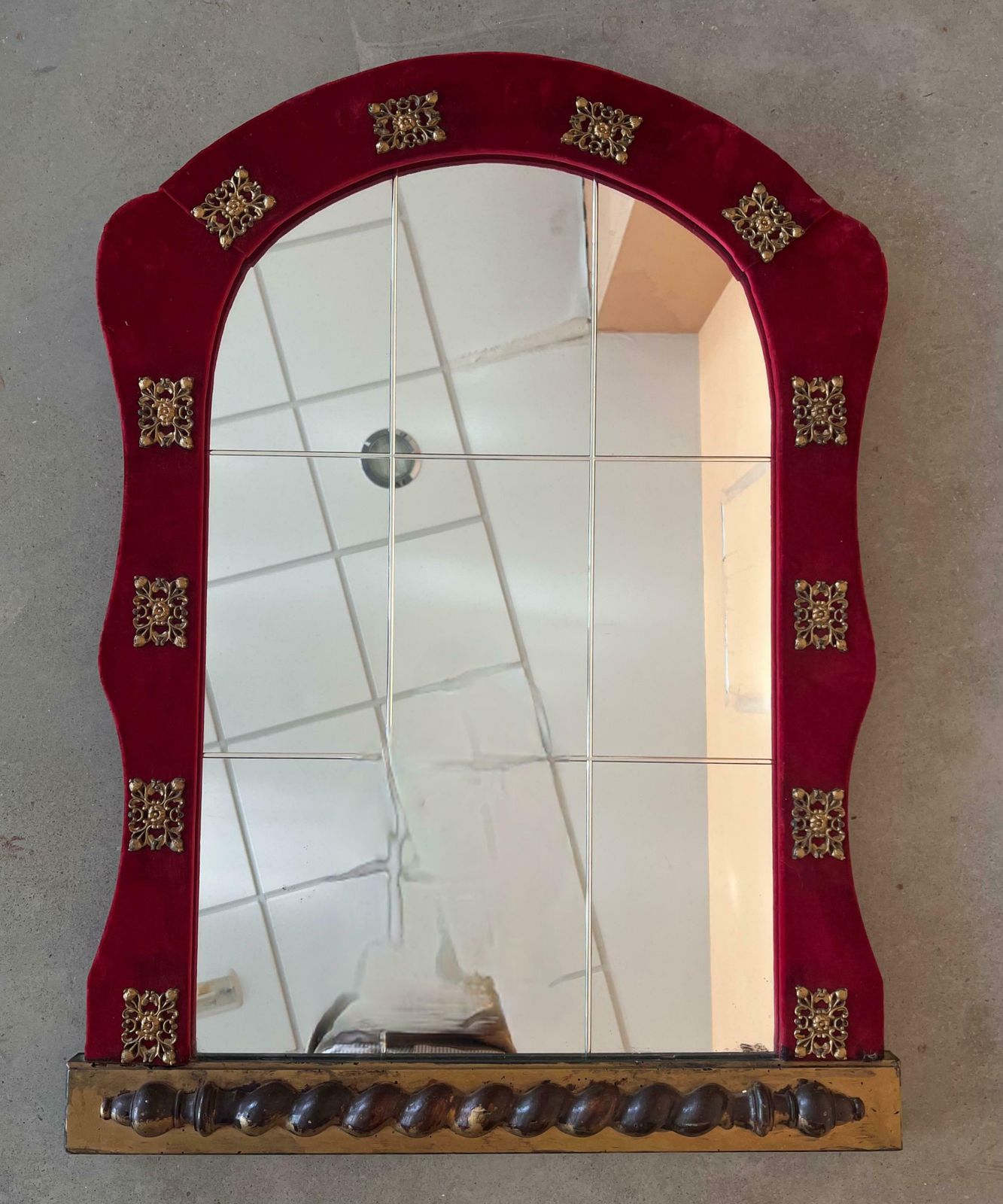 Miroir mural néoclassique espagnol, cadre en velours rouge d'époque avec bronze photo for sale