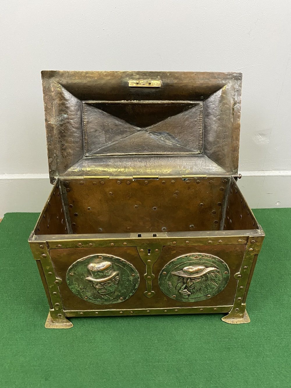Antique Charles Dickens Arts And Crafts Copper Box (22550) photo vinterior