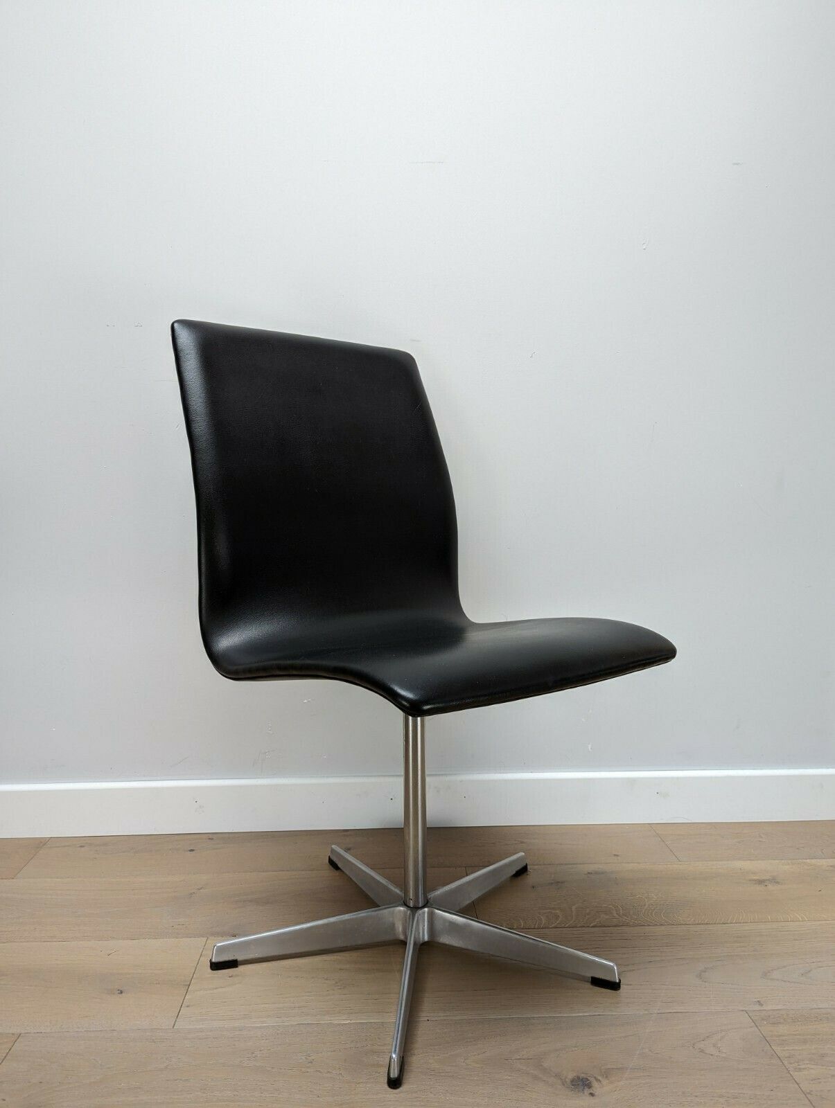 2 X Arne Jacobsen Oxford Chairs By Fritz Hansen   Denmark photo for sale