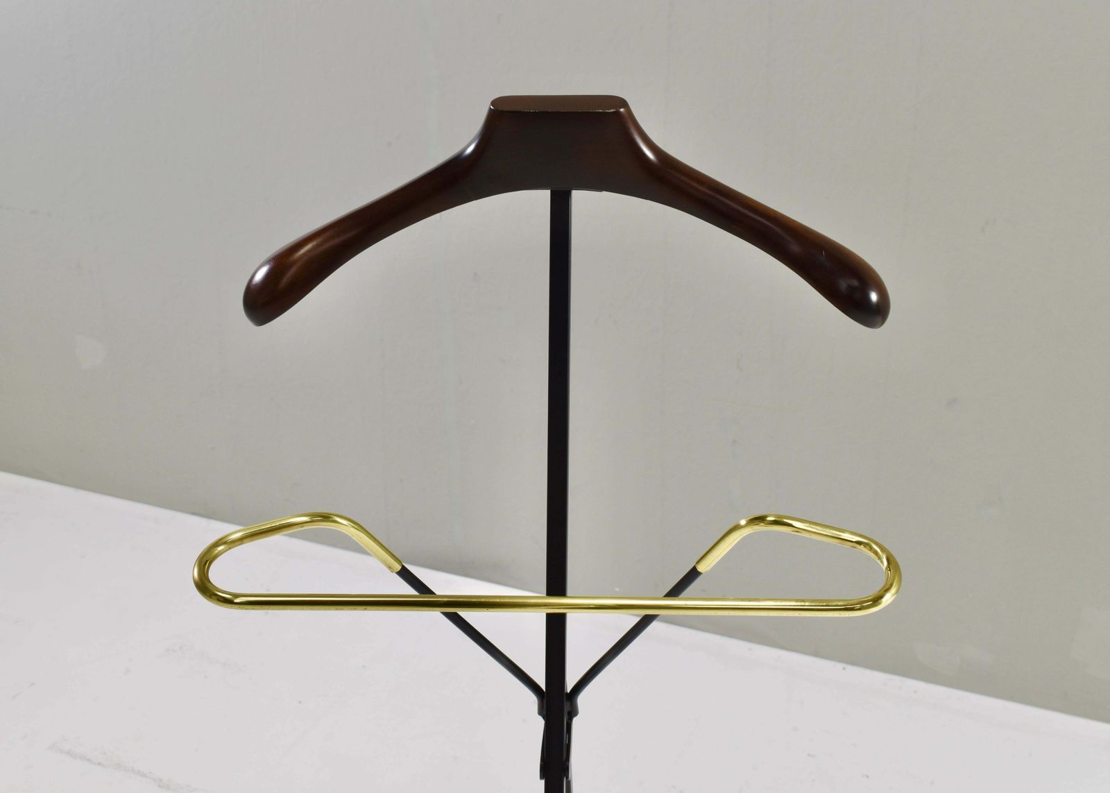 photo furniture Fratelli Reguitti Folding Valet Stand / Suit Rack In Brass, Italy – Circa 1
