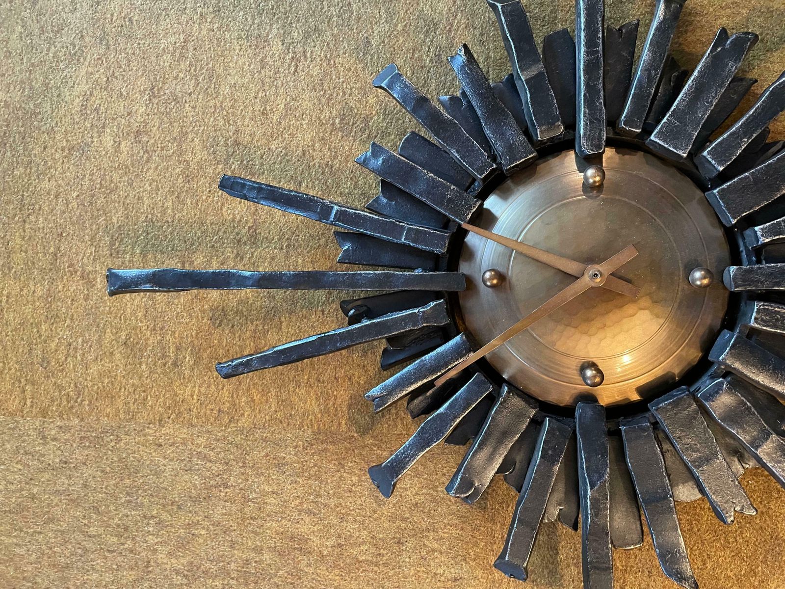 61cm 6.9kg Brutalist Hollywood Regency Sunburst Metal Wall Clock, Germany 1970s photo Home Decor