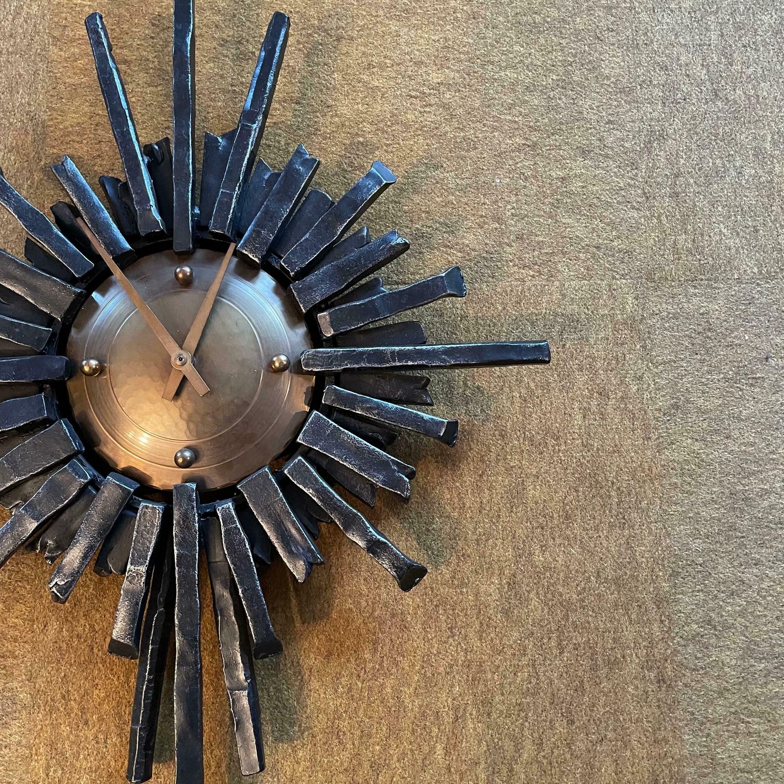 61cm 6.9kg Brutalist Hollywood Regency Sunburst Metal Wall Clock, Germany 1970s photo 1310.0