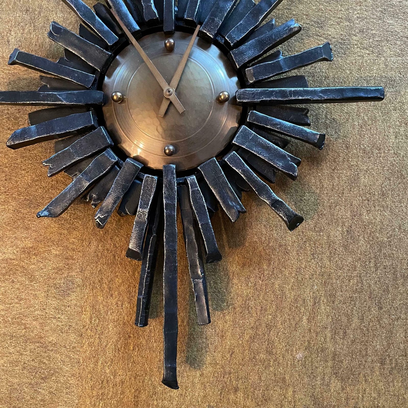 61cm 6.9kg Brutalist Hollywood Regency Sunburst Metal Wall Clock, Germany 1970s photo vinterior