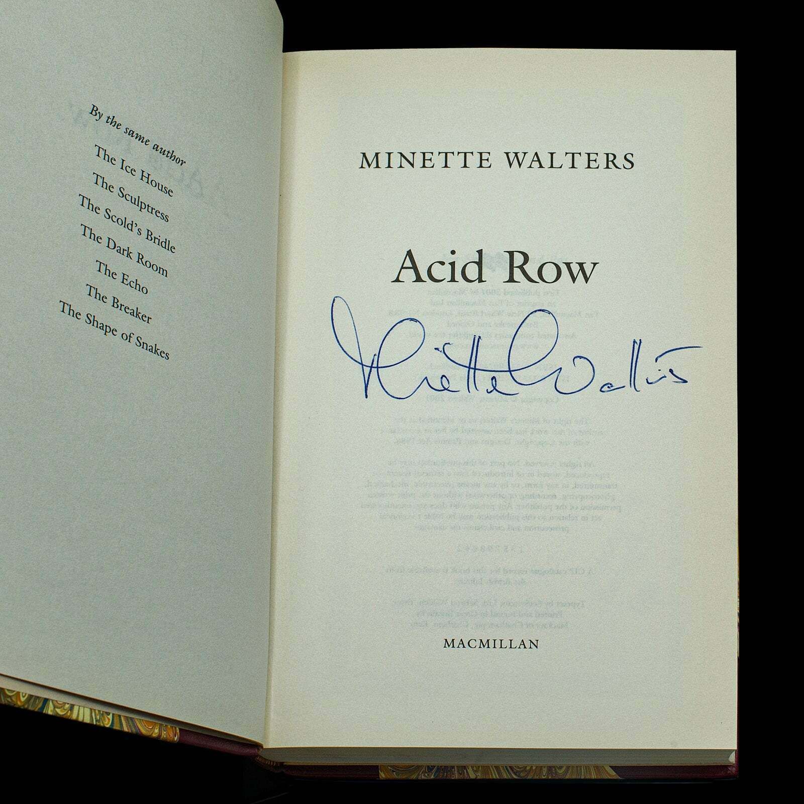 photo furniture Set Of 6 First Edition Novels By Minette Walters, Signed, English, Hard Bound