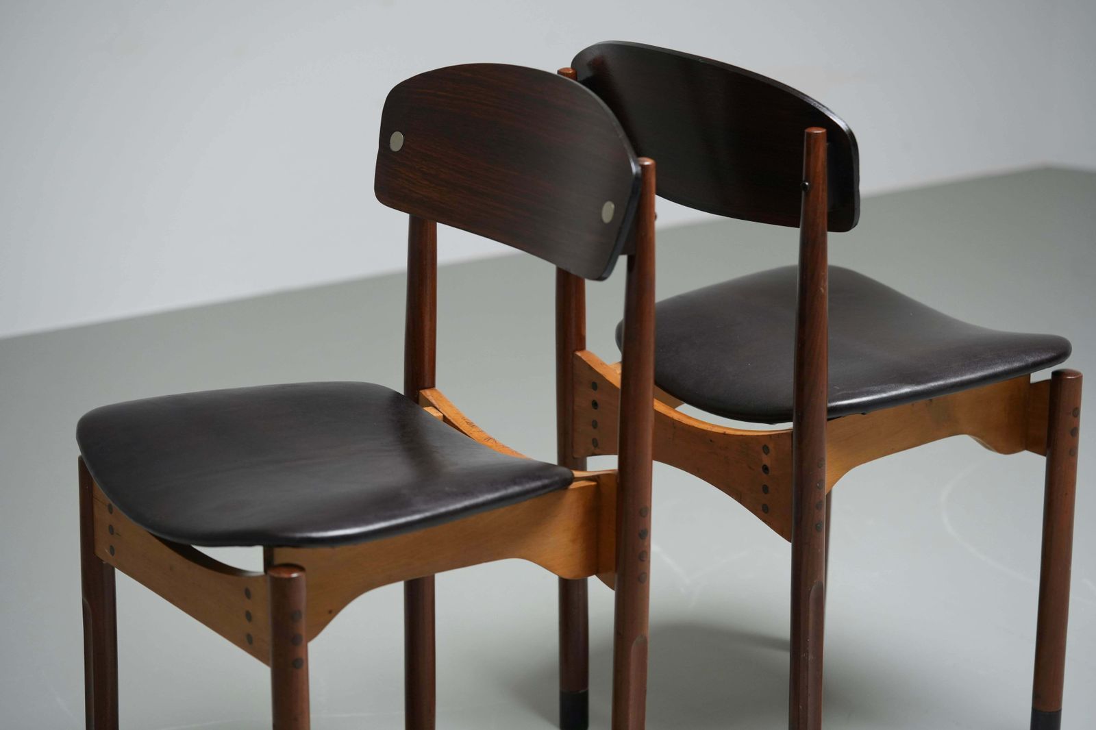 Set Van 2 Eetkamerstoelen In Teak, Mahonie En Imitatieleer, Italië, Jaren 1960 photo vinterior