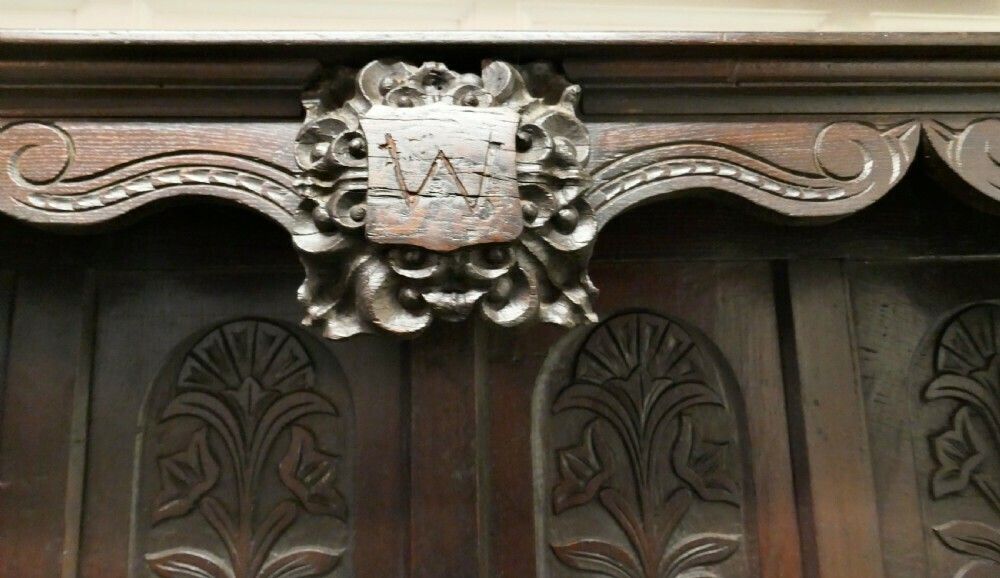 photo vinterior 18th Century Carved Oak Dresser With Kings