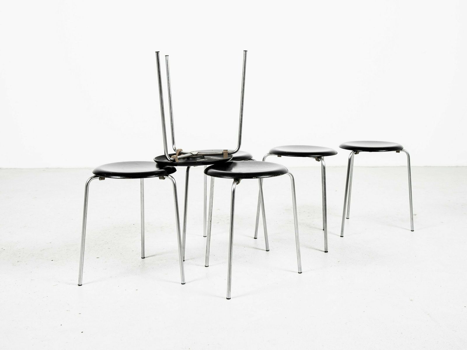 Midcentury Set Of 6 Dot Stools In Black By Arne Jacobsen For Fritz Hansen, 1964 photo Furniture