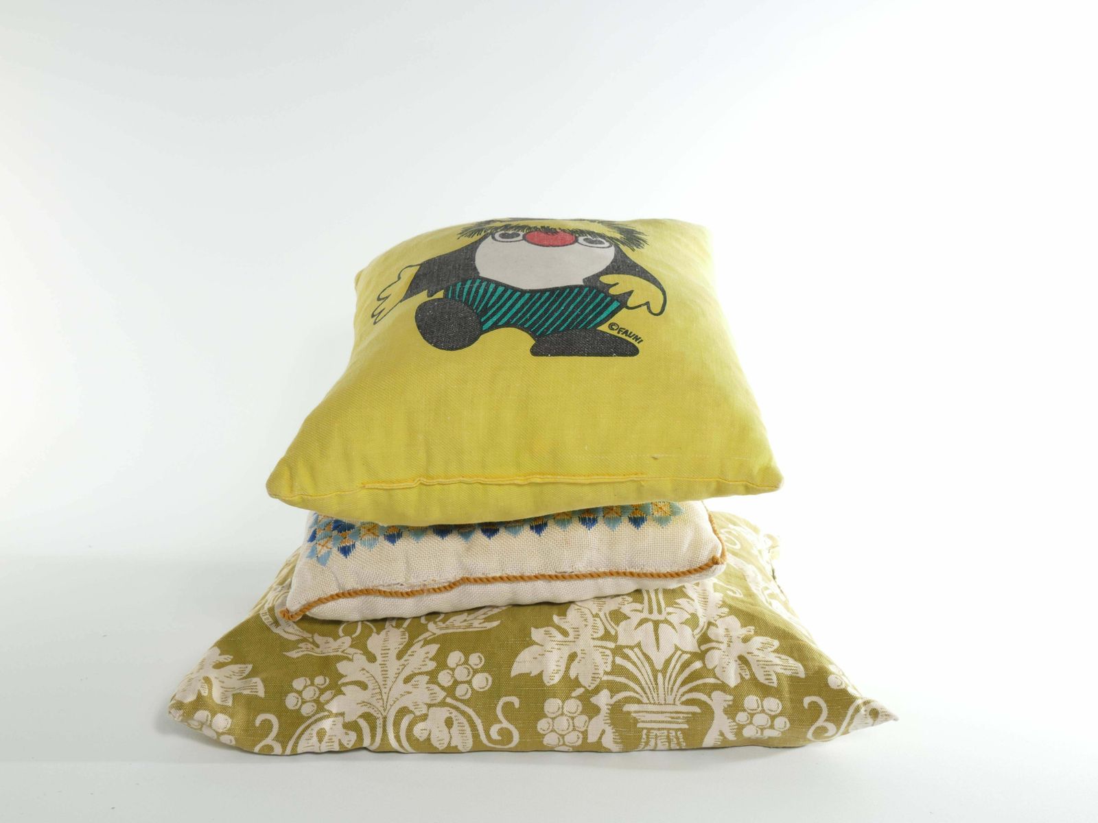 photo vinterior 1970’s Atelier Fauni Yellow Pillow Depicting Mr Edward The Business Troll