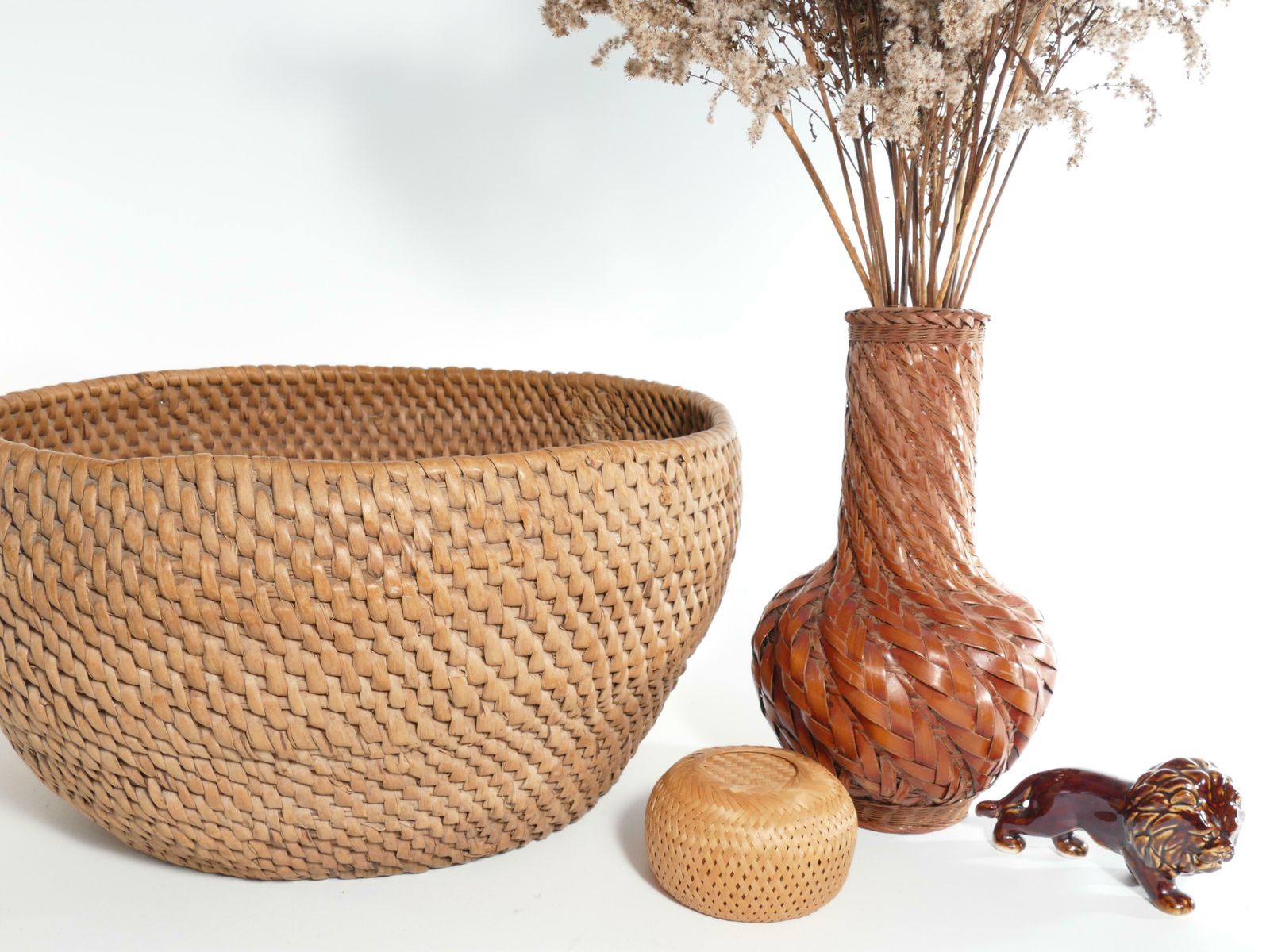 photo vinterior Early 20th Century Taisho/Showa Period Japanese Woven Bamboo Ikebana Vase