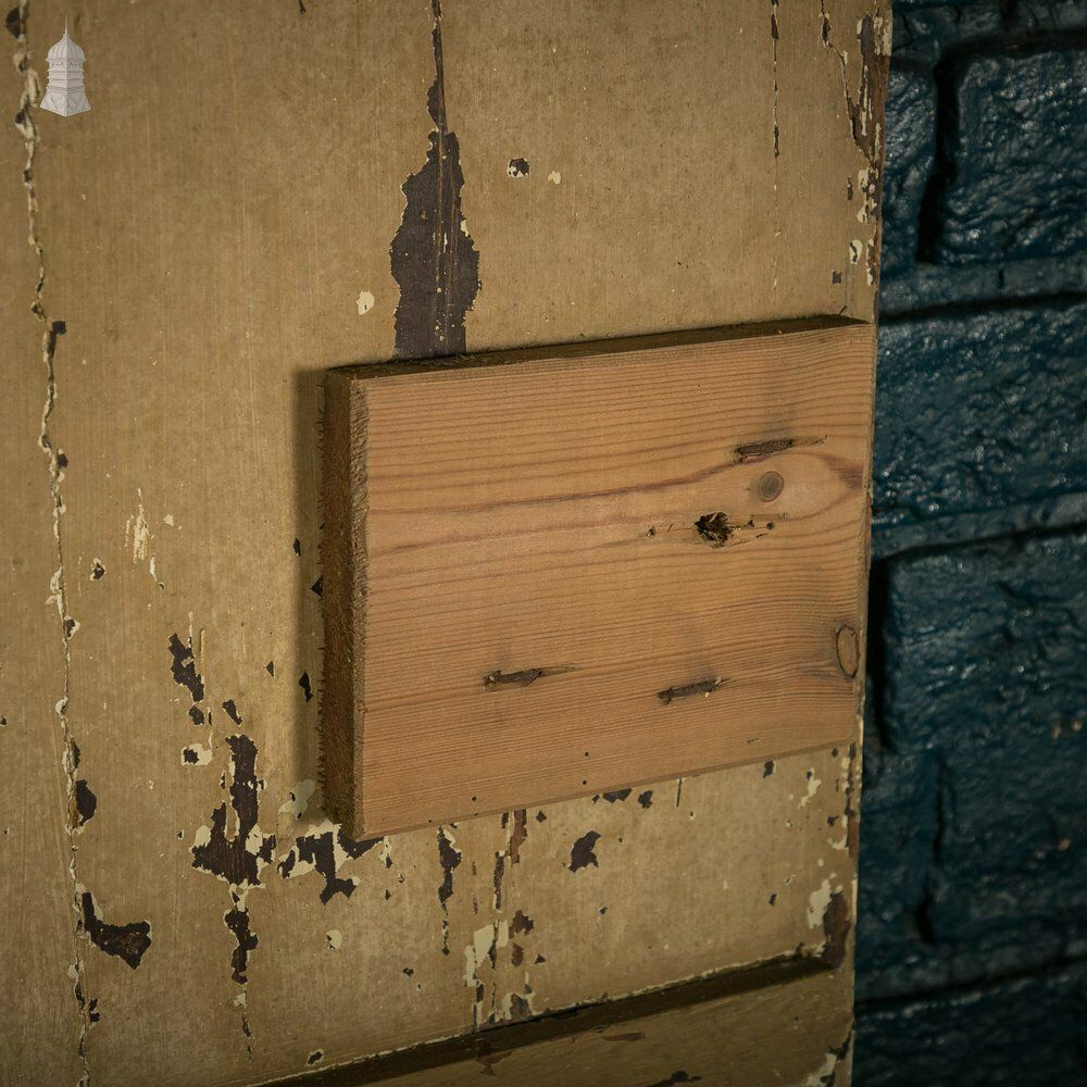 photo vintage Ledged Plank Door, Distressed Painted Finish