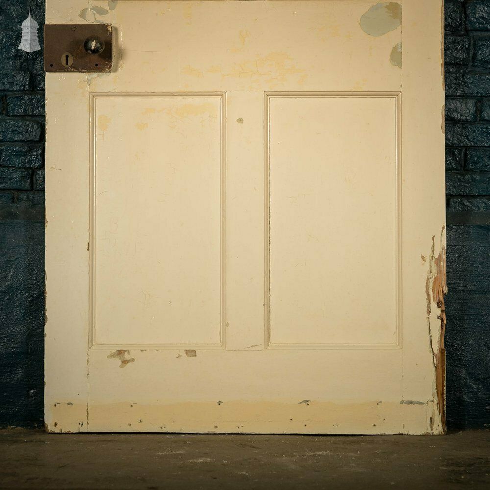 photo vinterior Pine Panelled Door, 4 Panel Cracked White Paint Finish