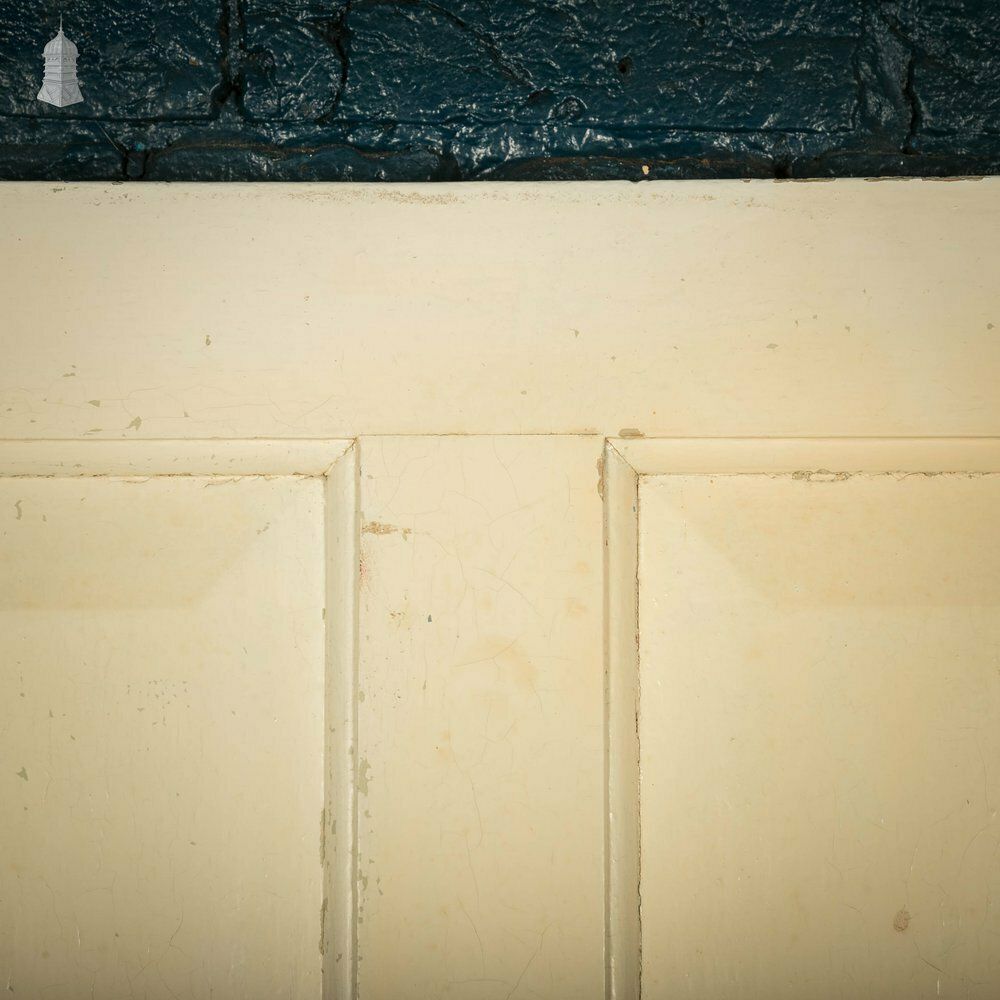 photo vinterior Pine Panelled Door, 4 Panel Distressed Paint