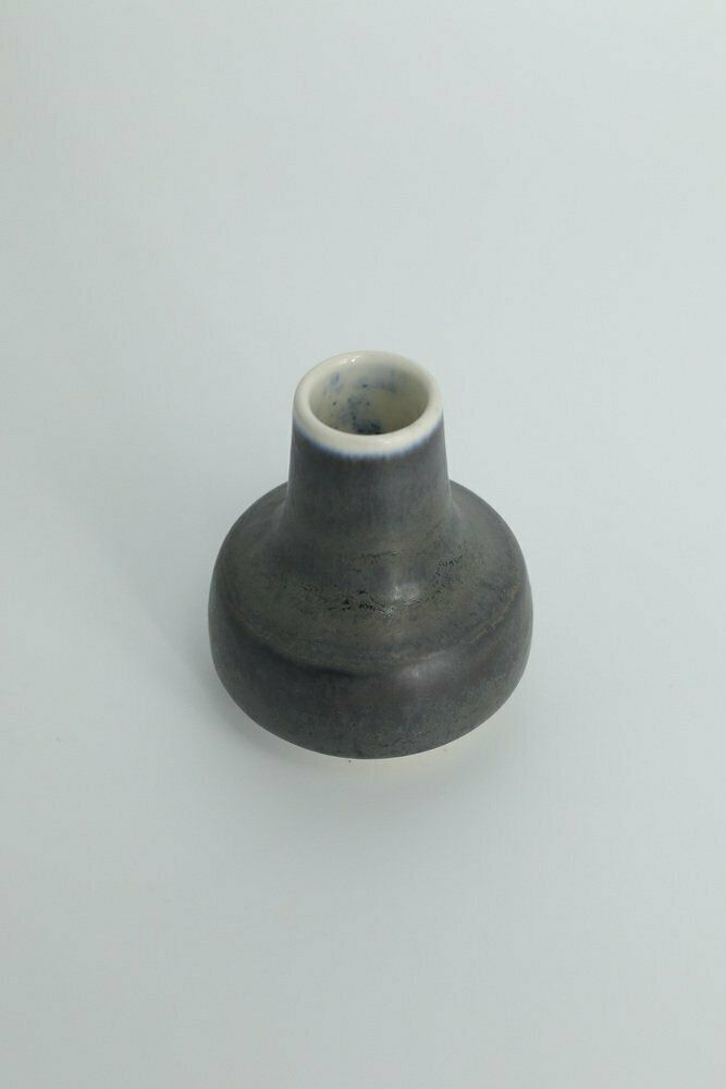 Klein Mid Century Scandinavisch Modern Verzamelbaar Steengoed Vaasje In Antraciet Door Gunnar Borg Voor Höganäs Ceramics, Jaren 1960 photo for sale