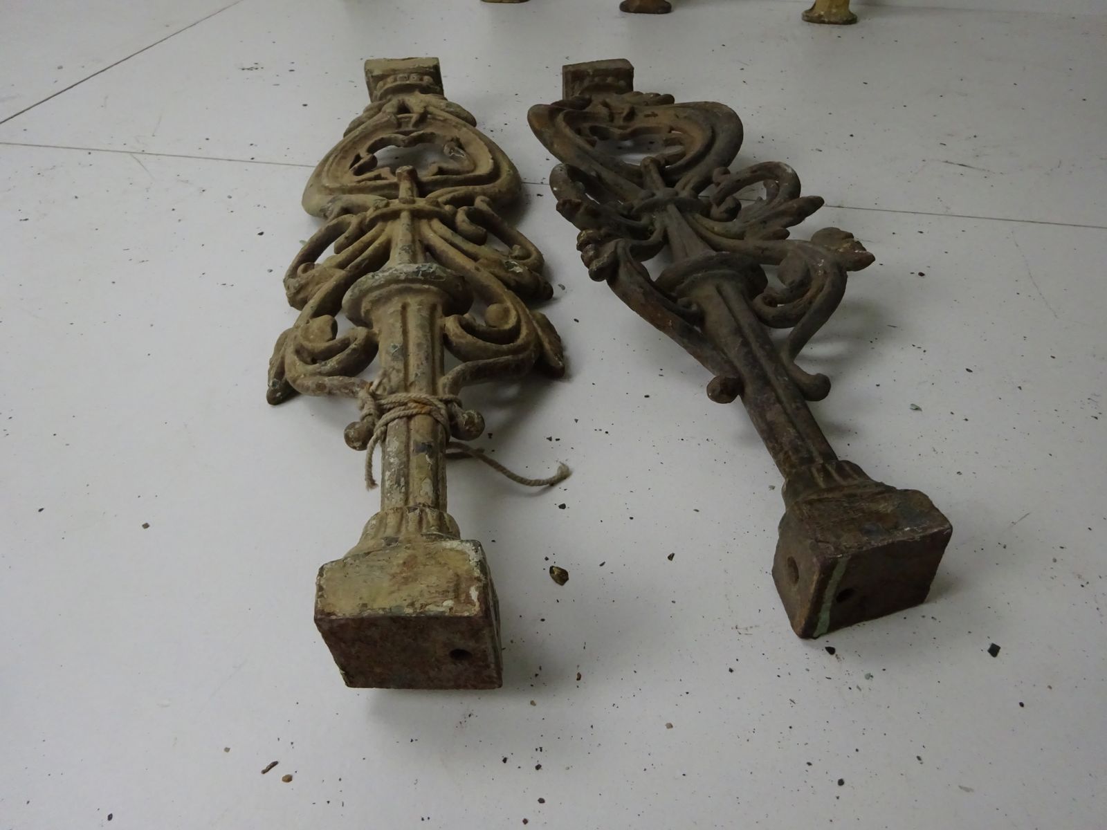 28 Reclaimed Antique Cast Iron Stair Balustrade/Spindles photo buy