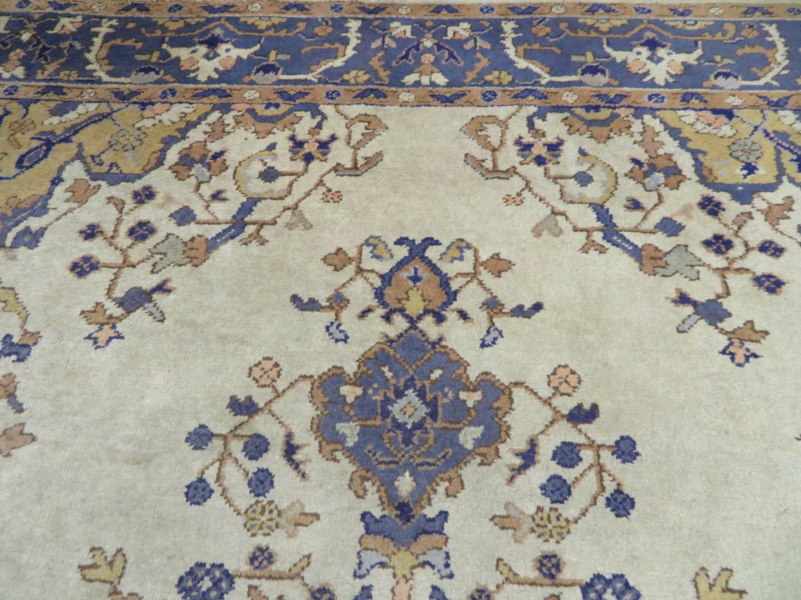 photo vinterior Antique Ivory Ground Ushak Oushak Carpet With Medallion. 312cm X 276cm.