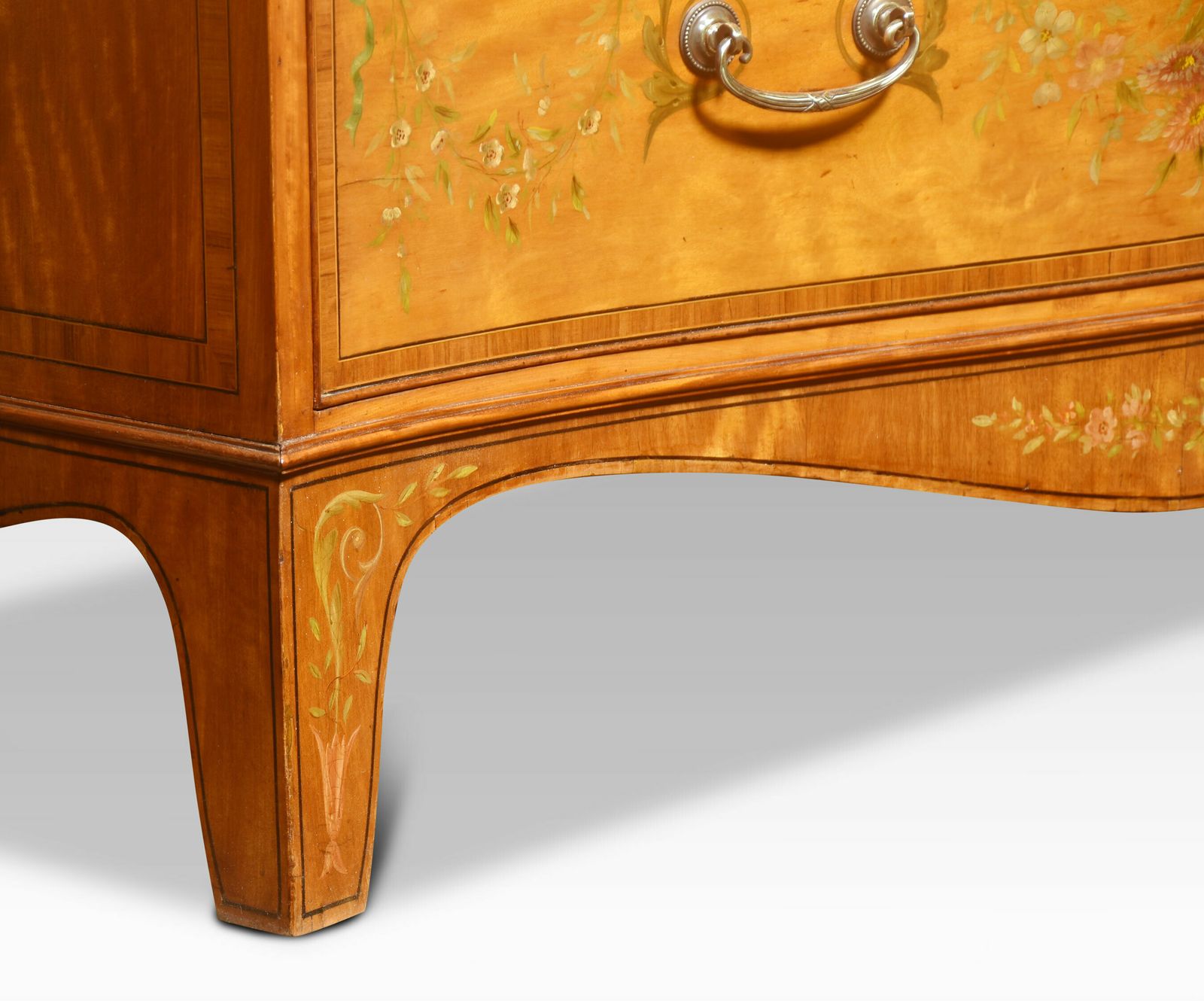 photo furniture Painted Satinwood Serpentine Chest Of Drawers