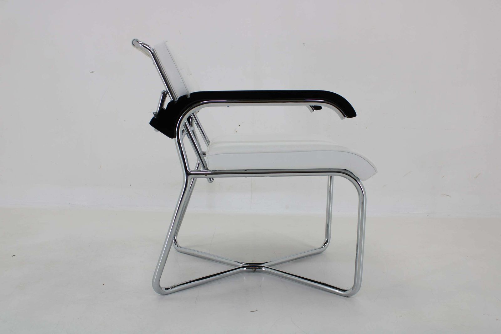 1940s Rare Restored Bauhaus Chrome Plated Adjustable Armchair In White Leather photo vintage