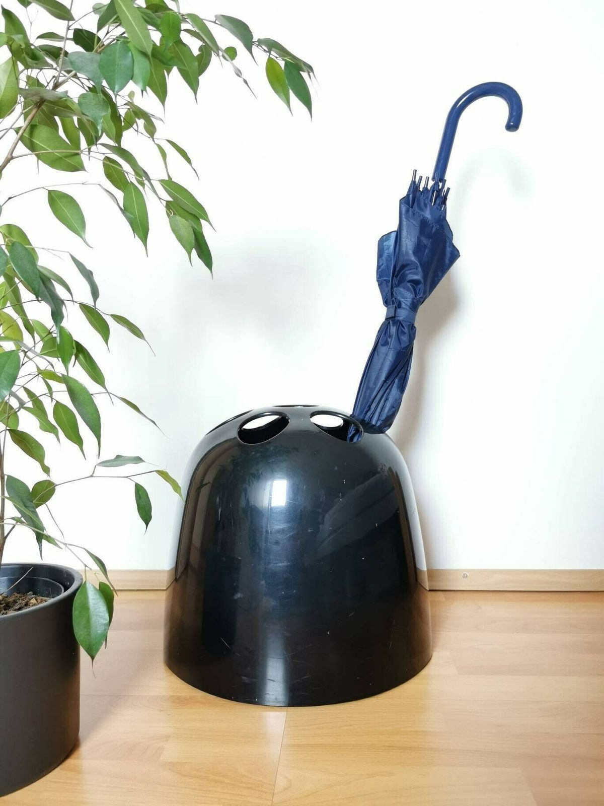 Black Dedalo / Umberella Stand By Emma Gismondi Schweinberger For Artemide / Made In Italy / Italian Design Furniture 1960s / 60s / Black