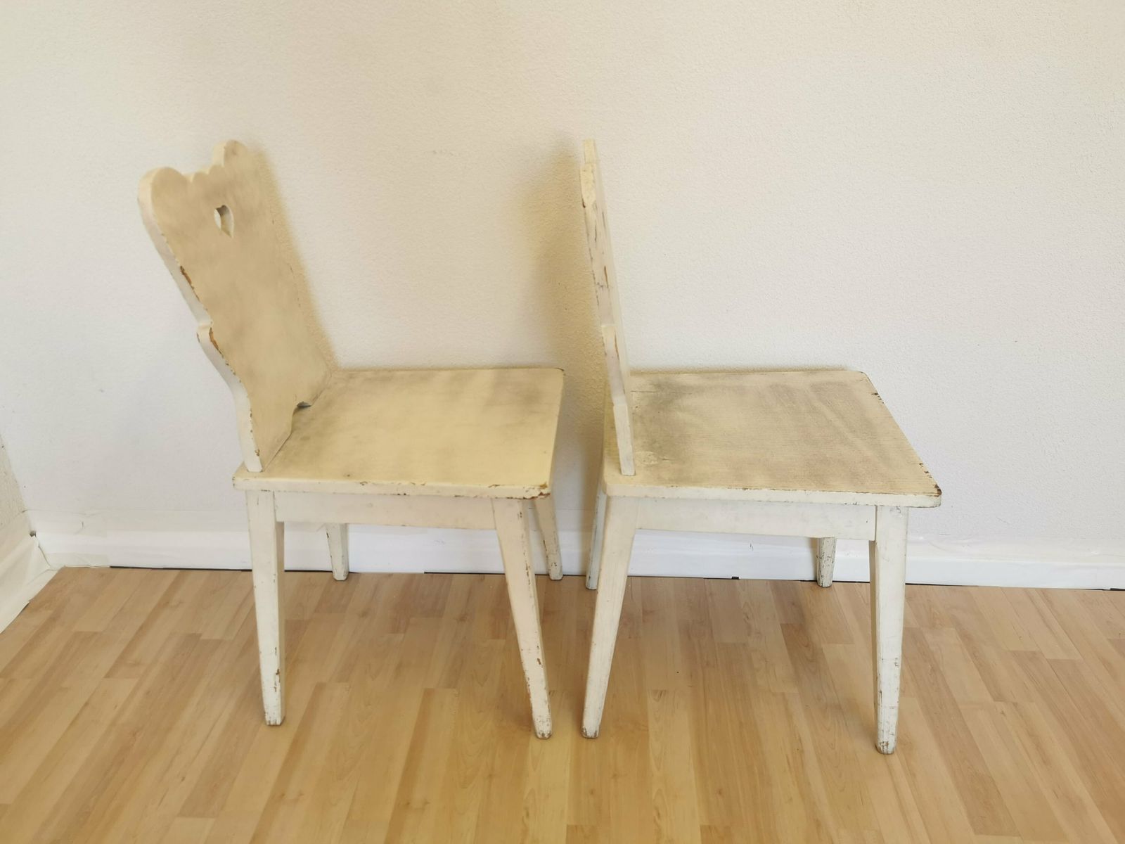 Set Of 2 White Wooden Farmhouse Dine Chairs / Mid Century Cottage Dining Room Furniture / Countryside Cozy Massive 1970s Retro Chair photo 440.0
