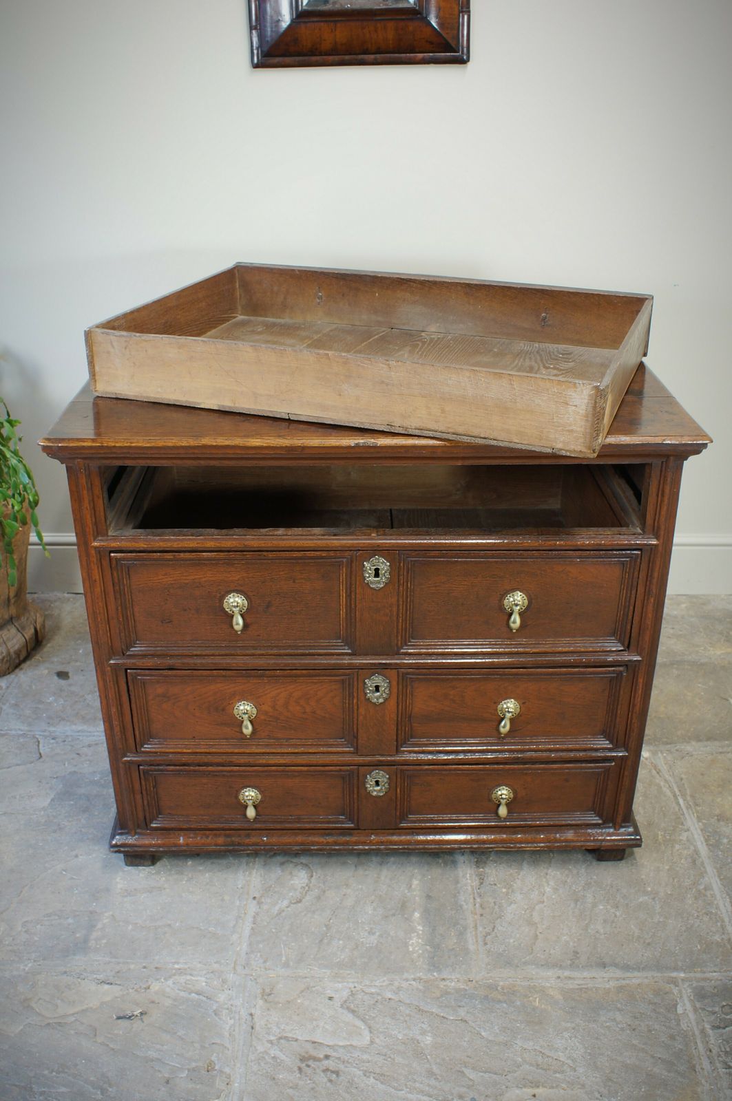 photo vinterior 17th Century Moulded Oak Chest Of Drawers.