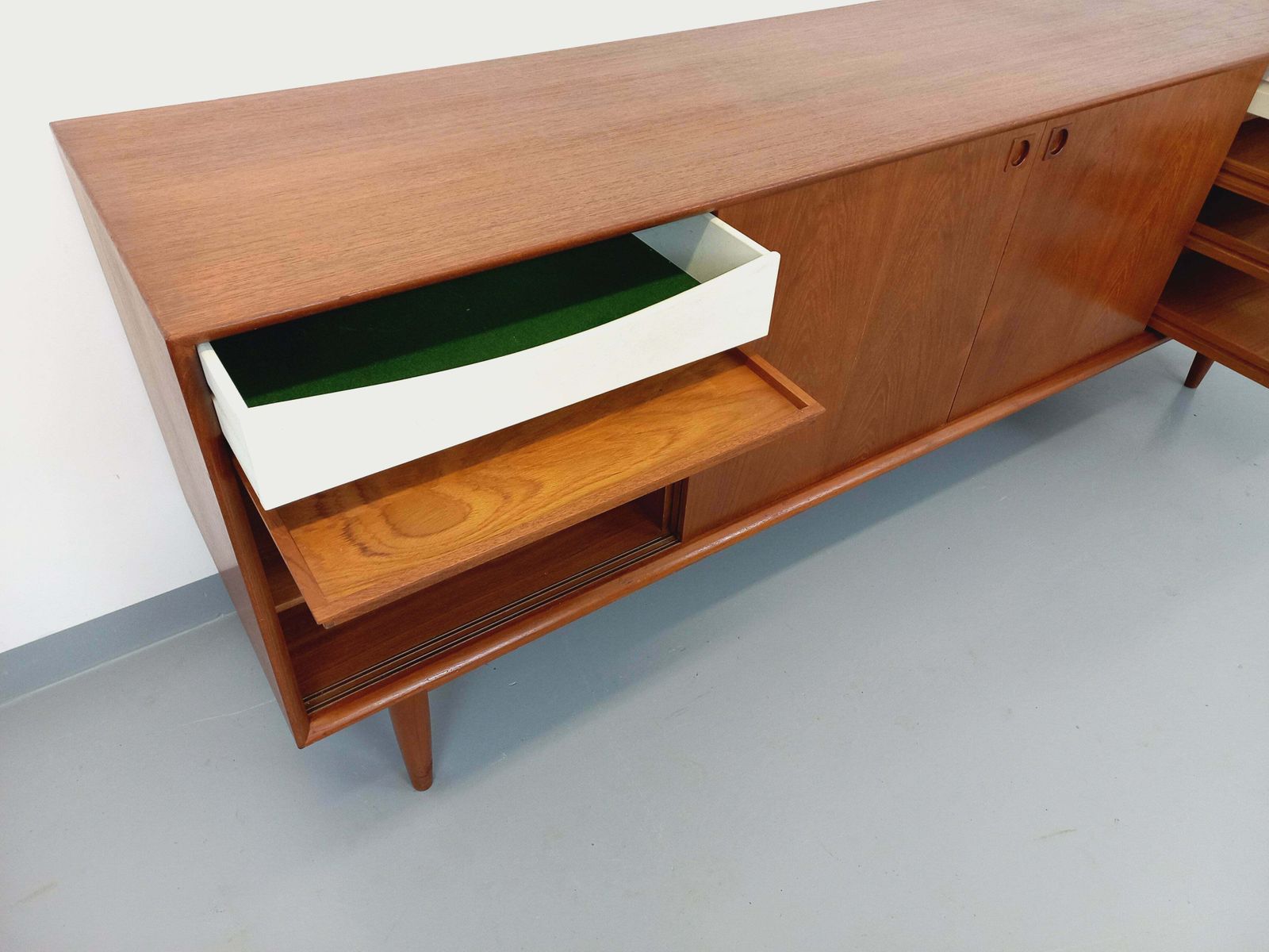 photo vintage Edvard Valentinsen Sideboard For Samcom In Teak
