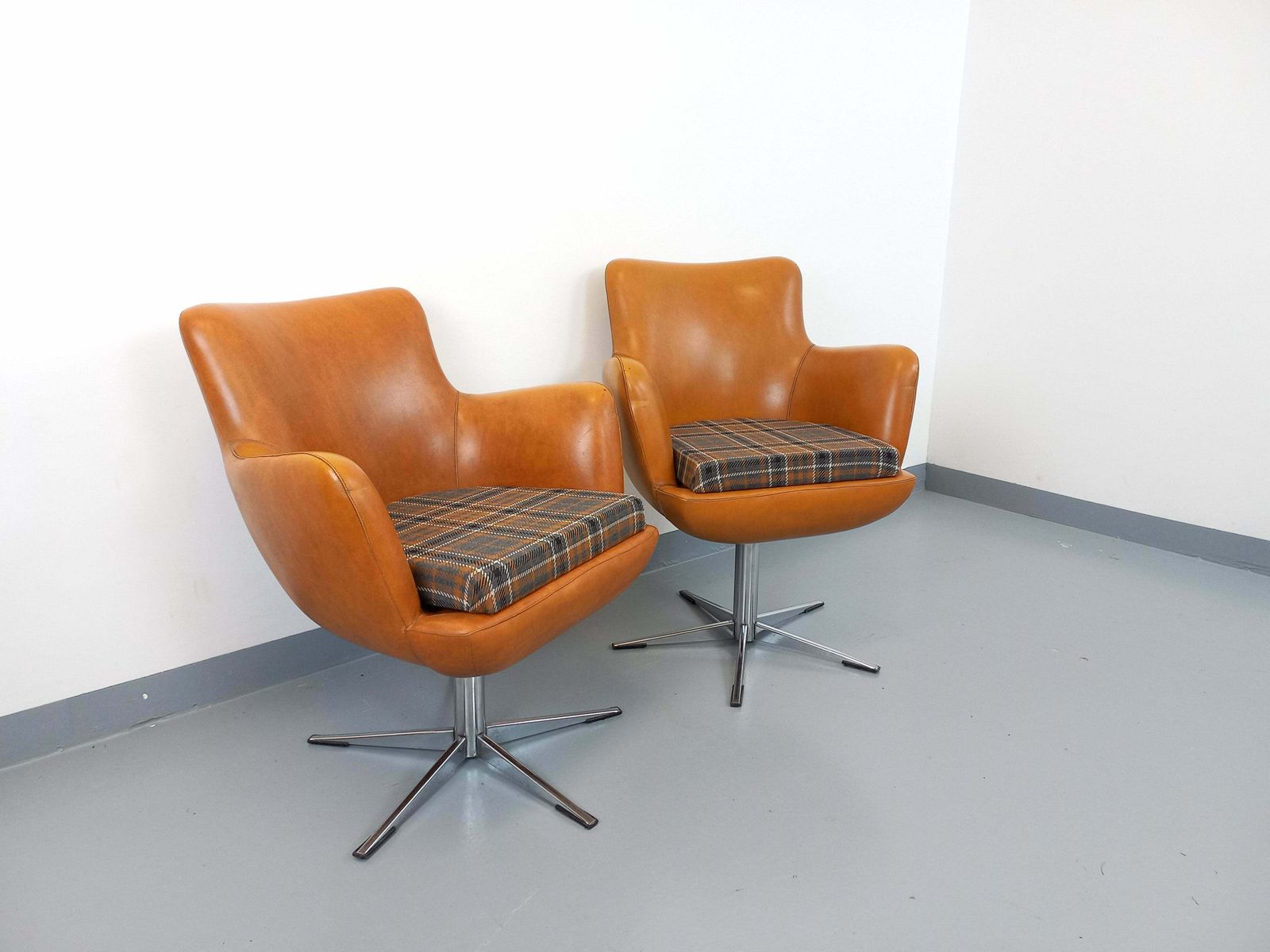 2 fauteuils en similicuir, années 1970