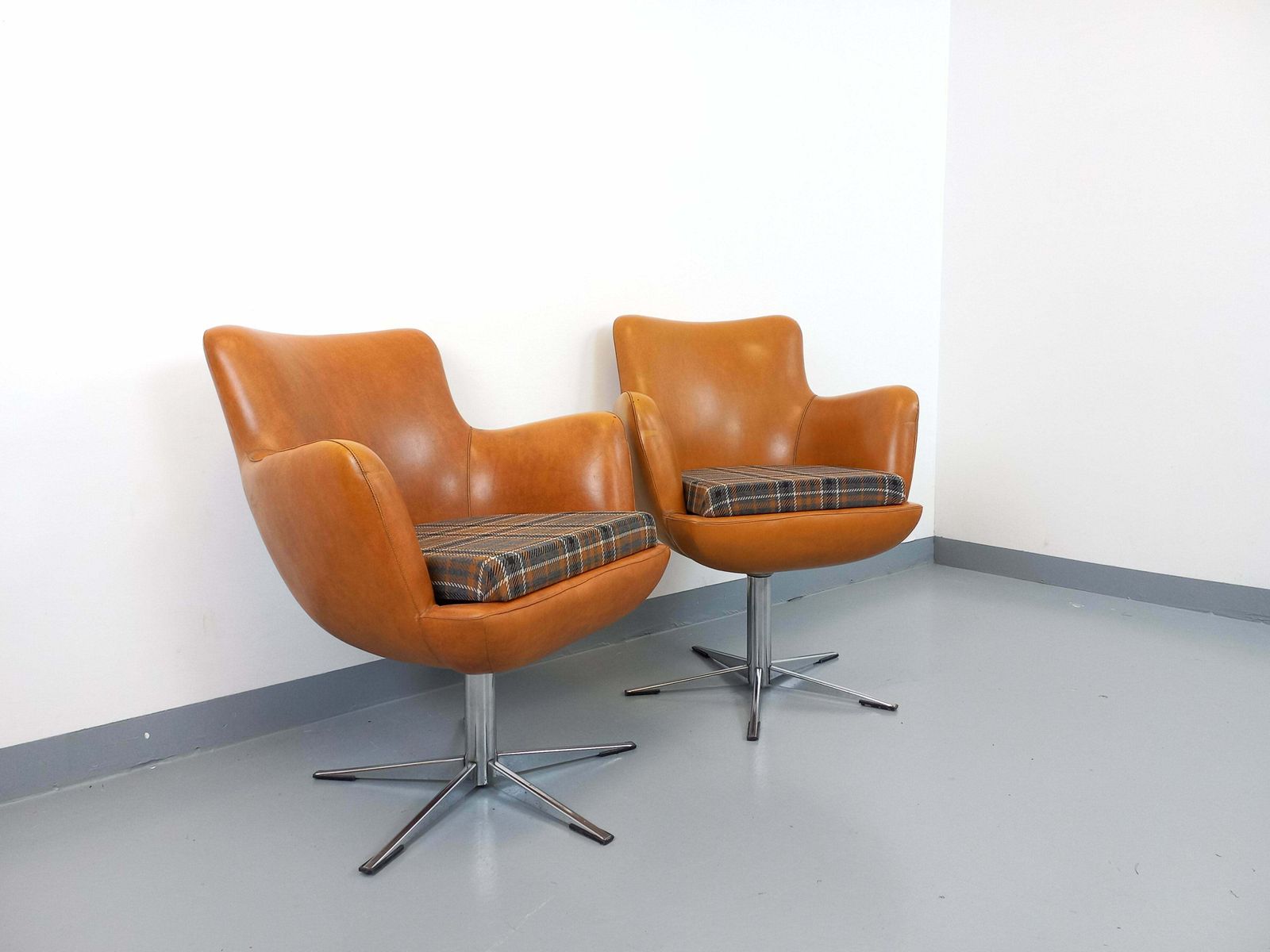 2 fauteuils en similicuir, années 1970 photo for sale