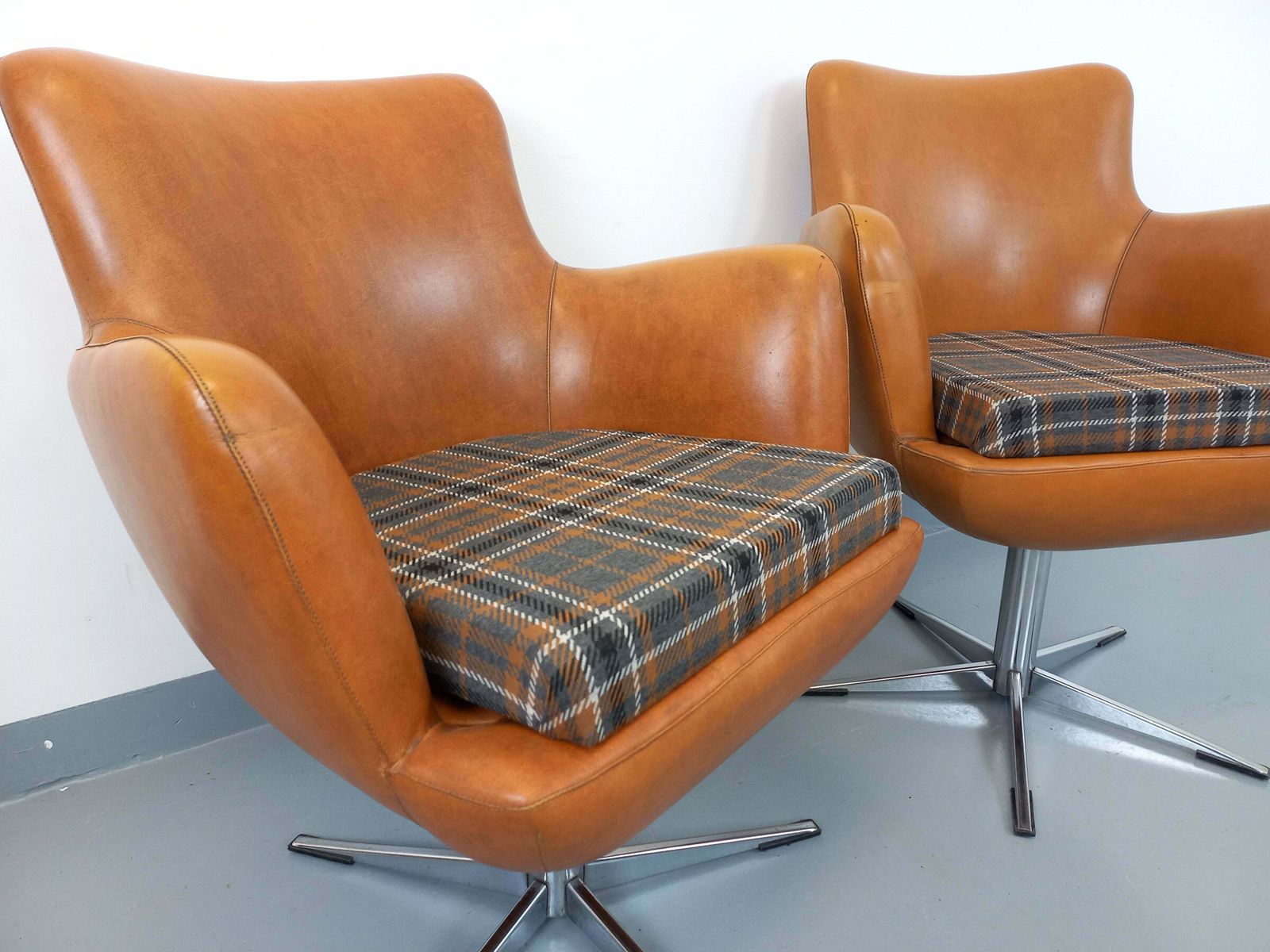 photo furniture 2 fauteuils en similicuir, années 1970
