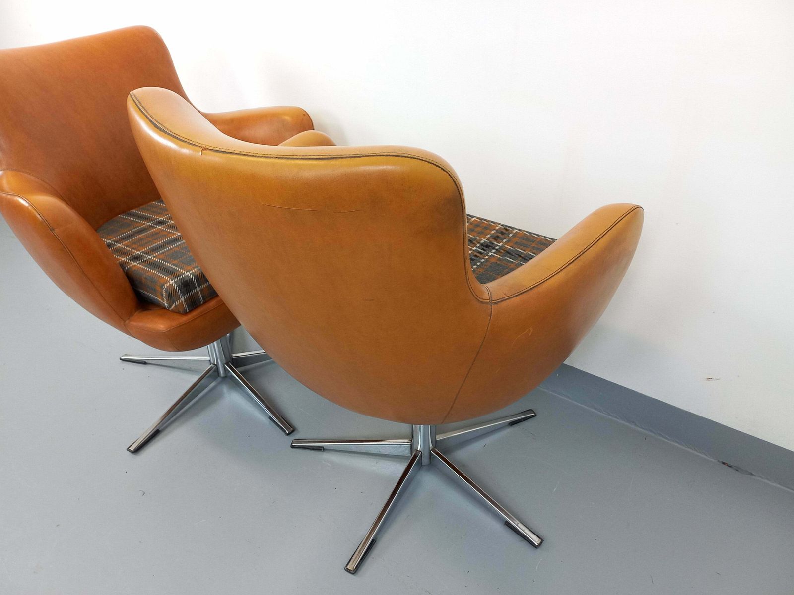 photo vintage 2 fauteuils en similicuir, années 1970