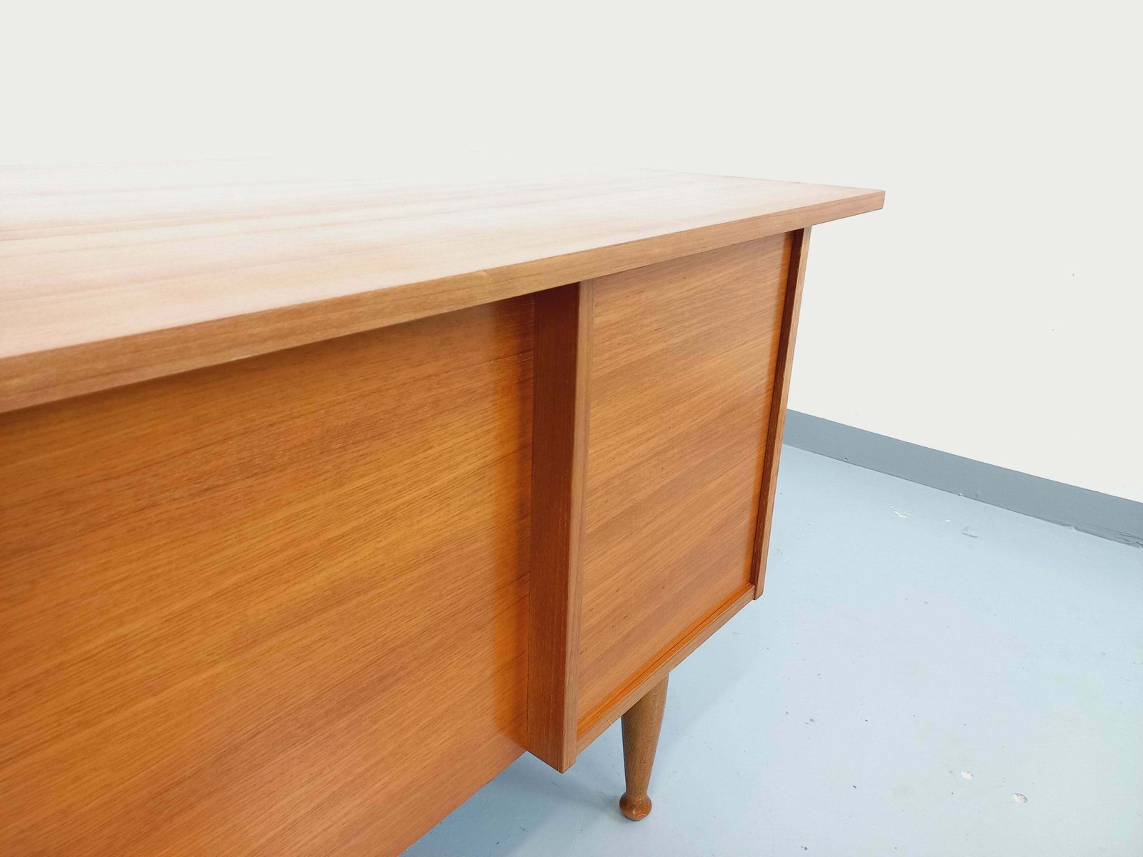 1560.0 Bureau scandinave en teck, années 1960, vintage photo