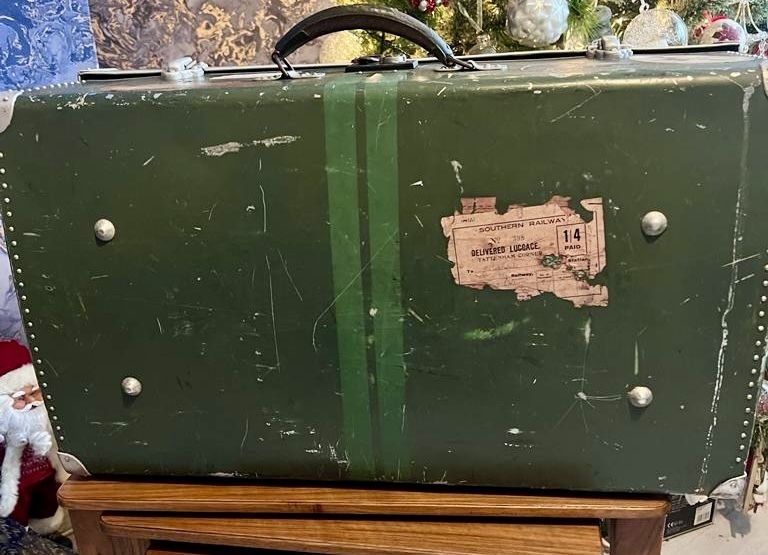 Large Domed Aluminium Suitcase By Heston Aircraft Company photo vinterior