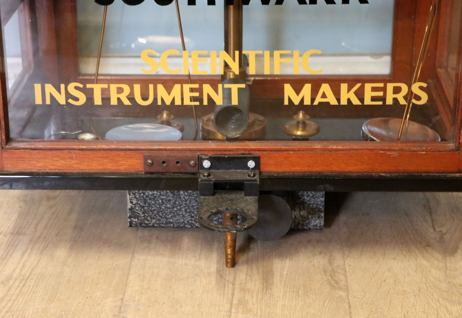 photo vintage A Set Of Chemist’s Precision Beam Scales, Later Sign Written For The Worshipful Company Of Scientific Instrument Makers.
