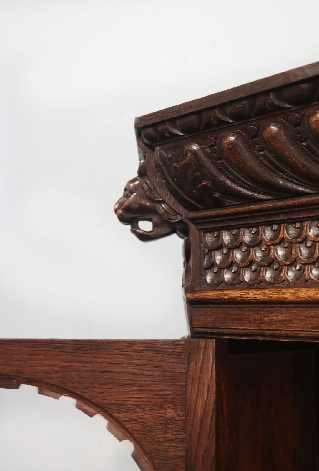 photo vinterior A Lovely Late 19th Heavily Carved Oak Bookcase Cabinet On Stand, Later Sign Written With A Selection Of German Beer Related Emblems.