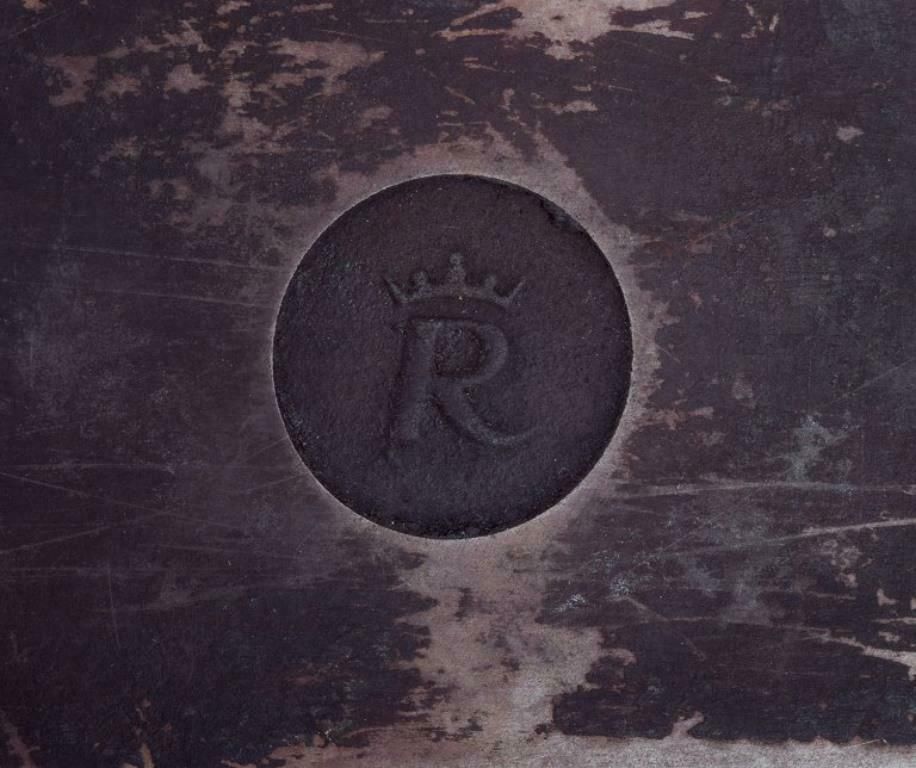 photo furniture Timo Sarpaneva For Rosenlew, Finland. Rare Fish Terrine In Cast Iron.