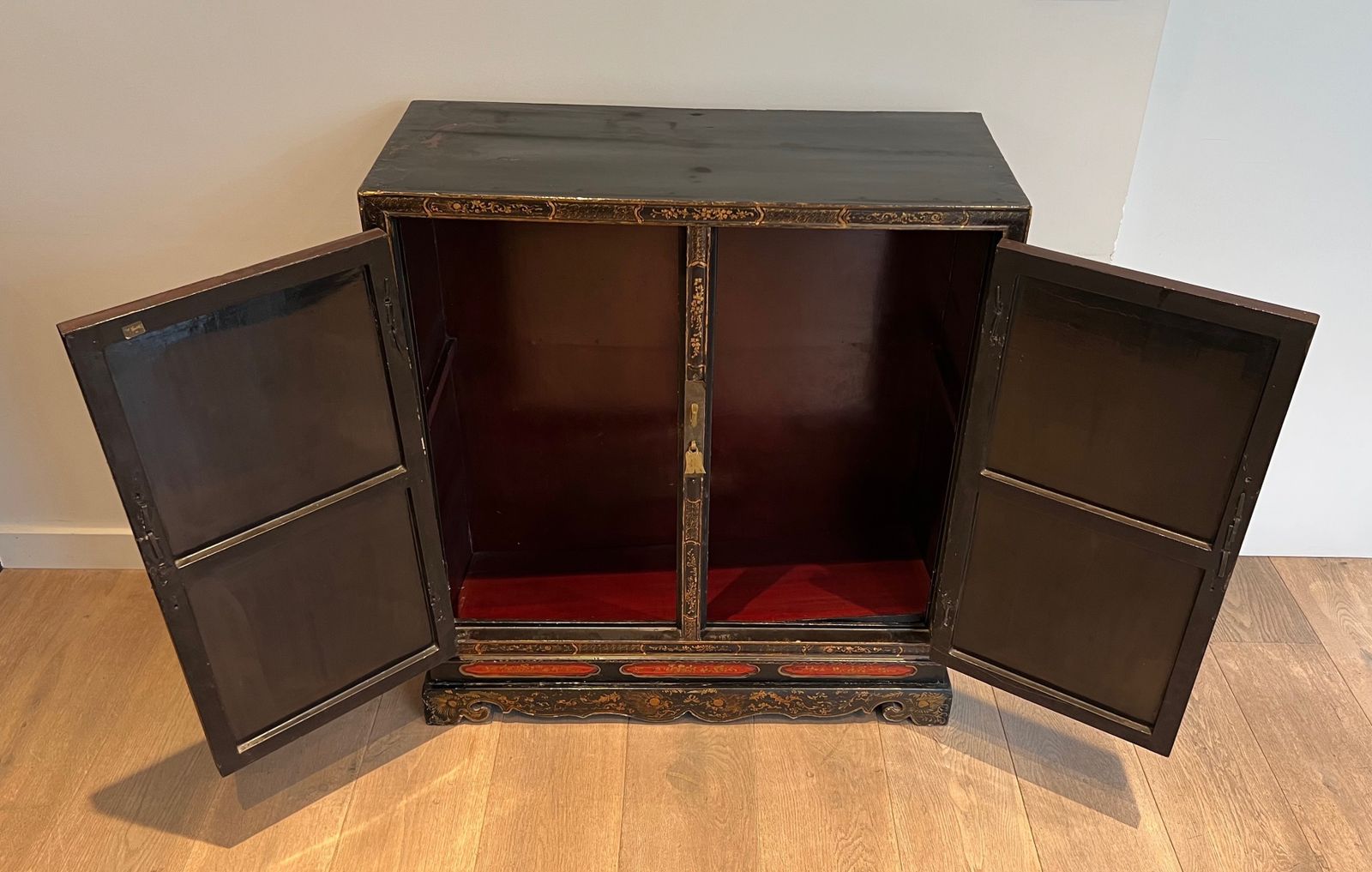 Lacquered Wood Cabinet With Chinese Decors photo Furniture