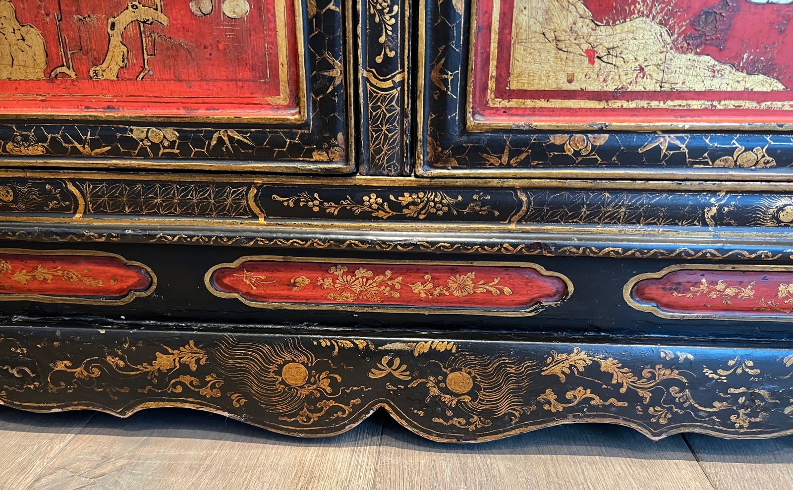photo furniture Lacquered Wood Cabinet With Chinese Decors