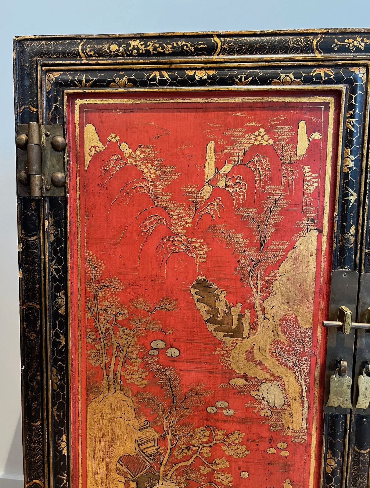 photo vinterior Lacquered Wood Cabinet With Chinese Decors