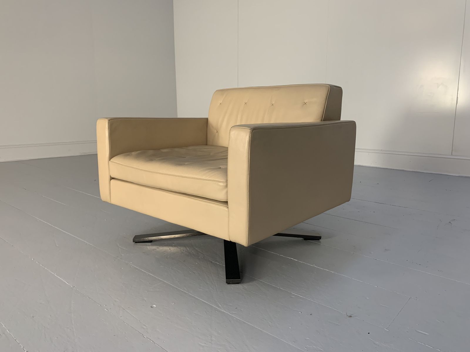 Pair Of Poltrona Frau For Ferrari “Kennedee” Armchairs – In “Pelle Frau Sc” Leather photo vintage