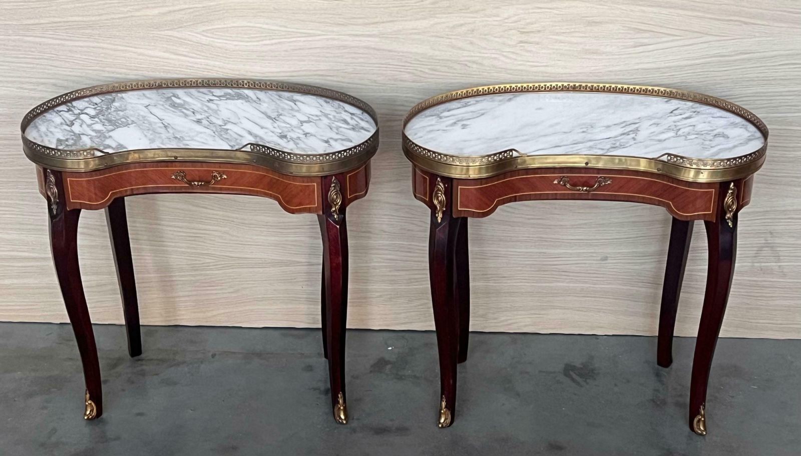 Paire de tables de chevet françaises en rognon de style Louis XVI, vers 1910 photo furniture
