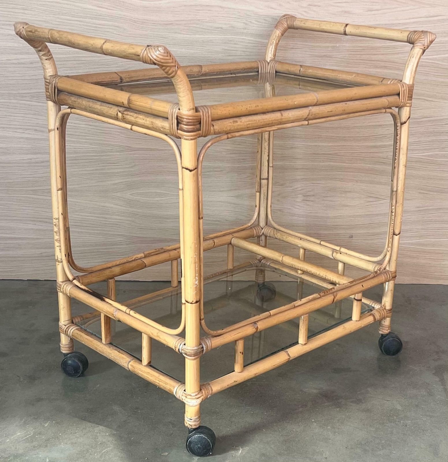 photo furniture Chariot à thé mid-century modern en bambou, mobilier de jardin