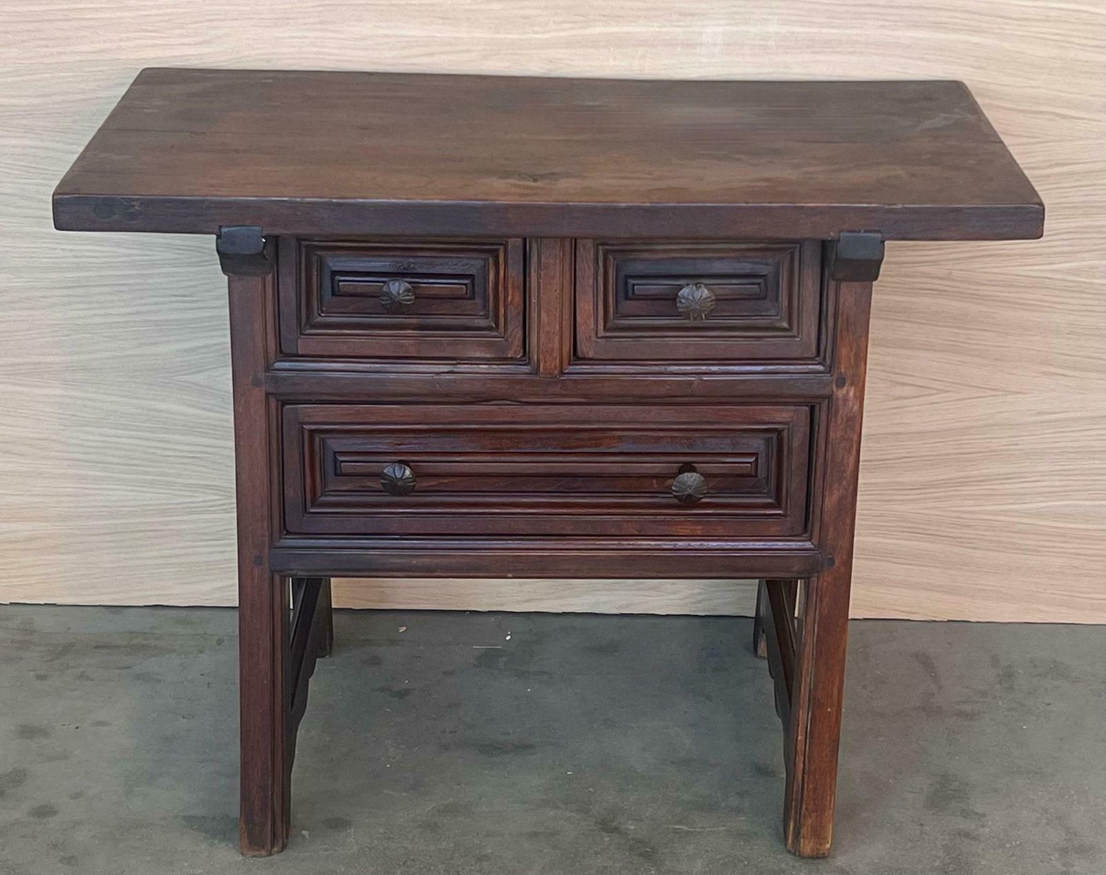 Table de chevet rustique à trois tiroirs, artisanale des Pyrénées, XIXe siècle photo 3308.0