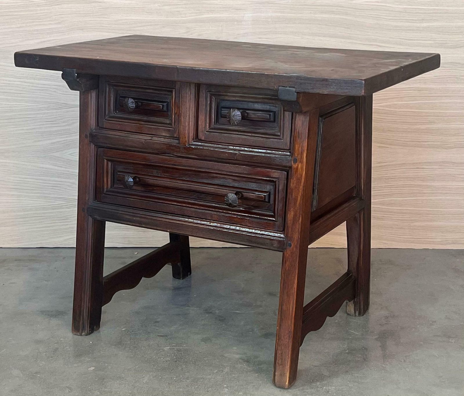 Table de chevet rustique à trois tiroirs, artisanale des Pyrénées, XIXe siècle photo vinterior