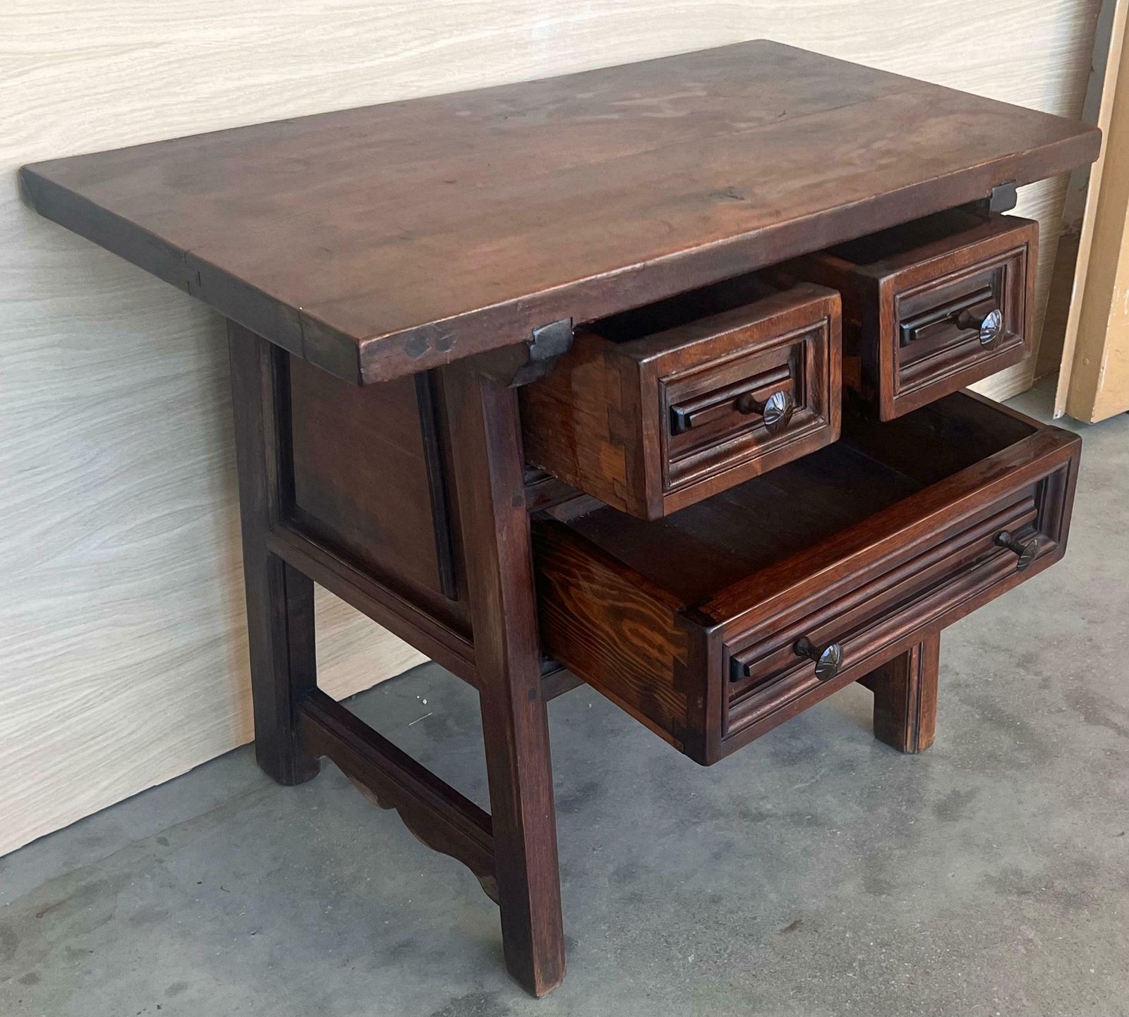 Mobilier Table de chevet rustique à trois tiroirs, artisanale des Pyrénées, XIXe siècle photo